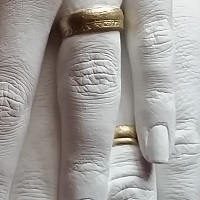 Ehehände mit goldenen Ringen sowie individuell angefetigter Glaskunst.